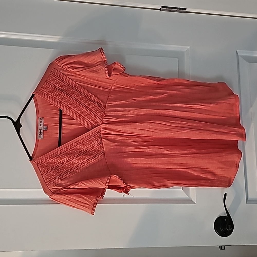 Gorgeous Coral Top Sz L.  Perfect for Summer! Absolutely Famous